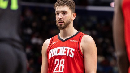 开云com-是否达到期待？申京本赛季场均20.4+8.9+6.2+3.2失误 命中率51.9%